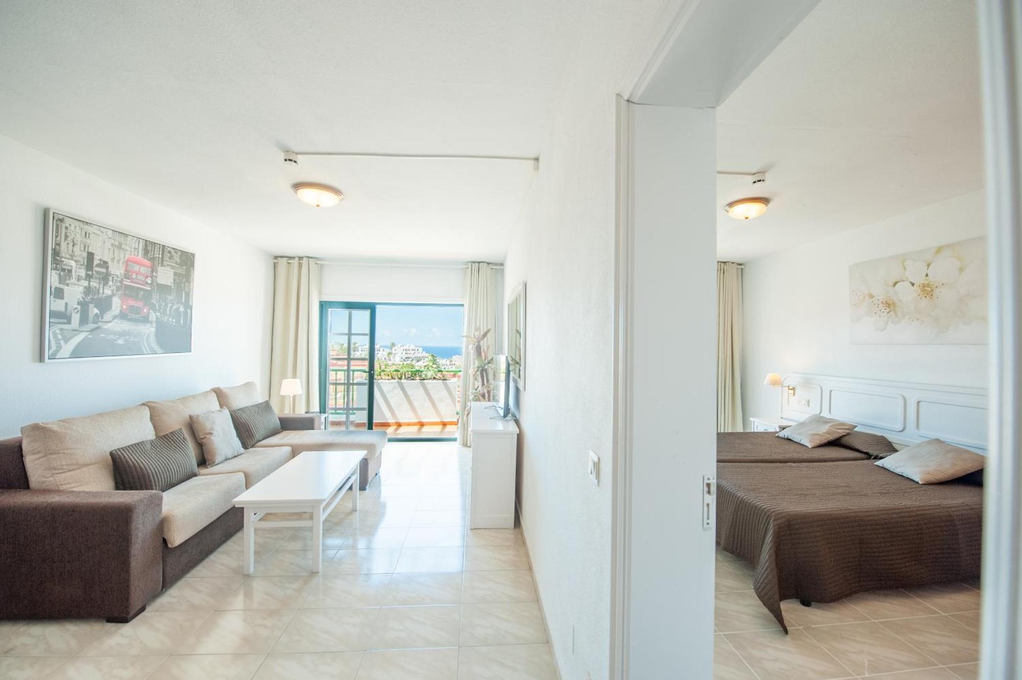 Superior One-Bedroom Apartment Balcony,1333507496:JPEG