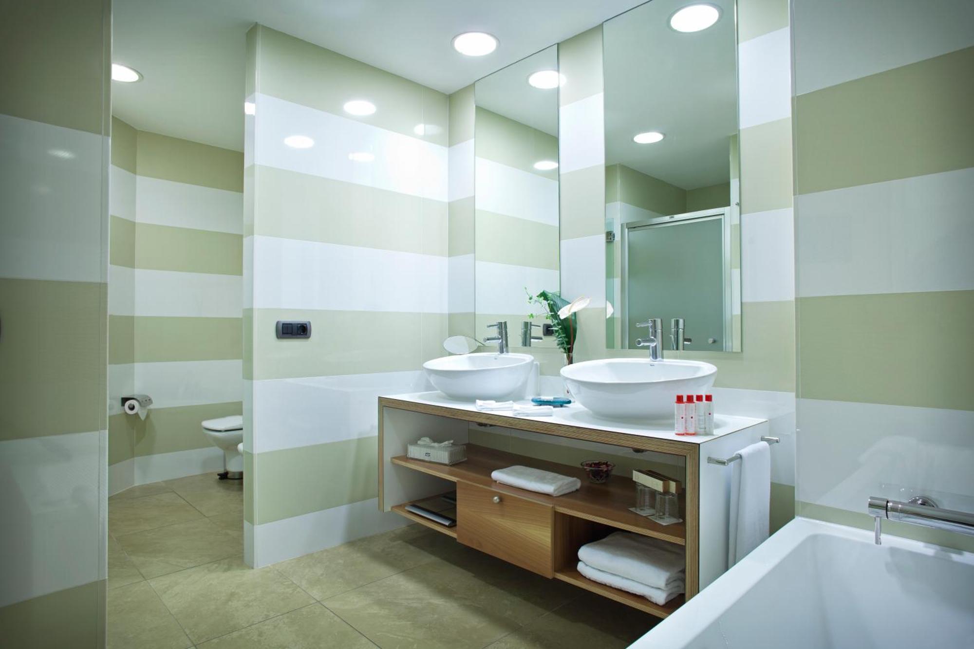 Junior Suite (2 Adults + 1 Child up to 12 Years Old),680964120:JPEG