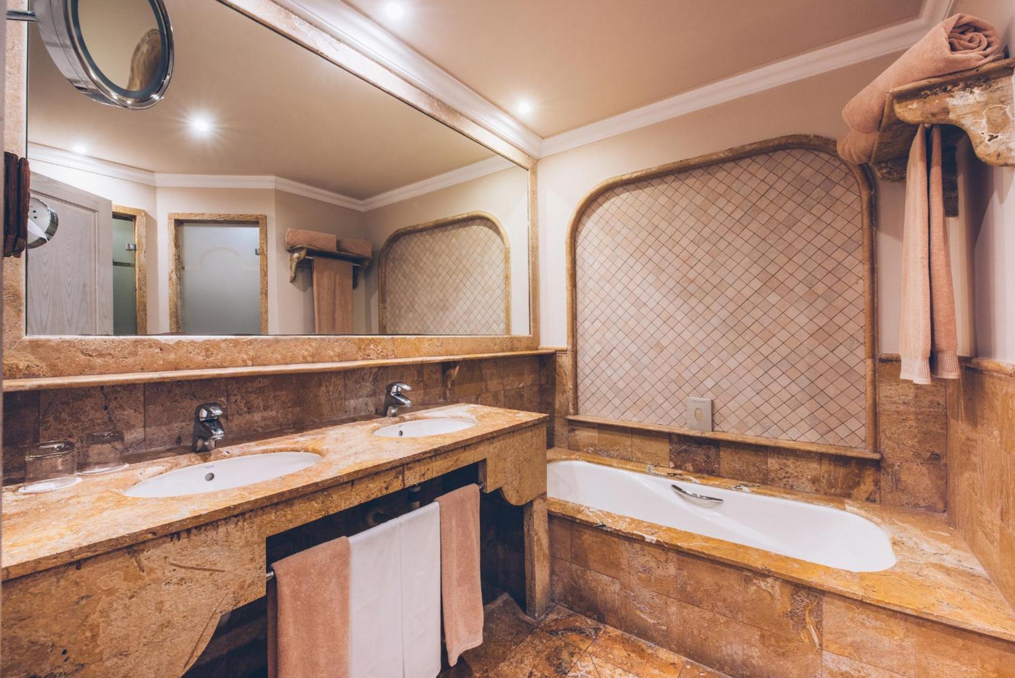 Junior Suite (1 Adult)