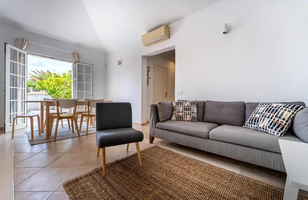 Cozy And Charming Villa With Pool-1