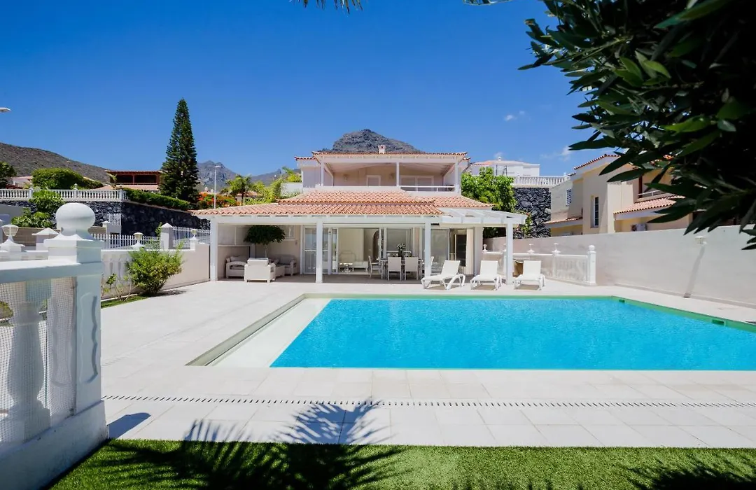 Espaciosa Villa Con La Piscina Privada-1