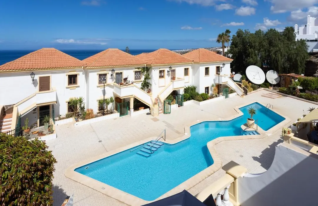 Stylish Design W Ocean & Pool View, King Size Bed, Wifi,2 Smart Tv, Street Parking, 2 Pools Access-1
