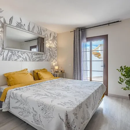 Stylish Design W Ocean & Pool View, King Size Bed, Wifi,2 Smart Tv, Street Parking, 2 Pools Access-3