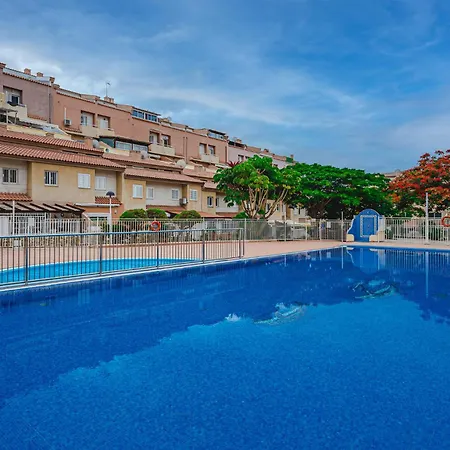 Red Large Family Apartment, Three Floors, 10 Guests-3
