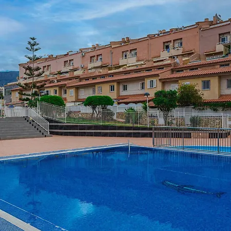 Red Large Family Apartment, Three Floors, 10 Guests-2